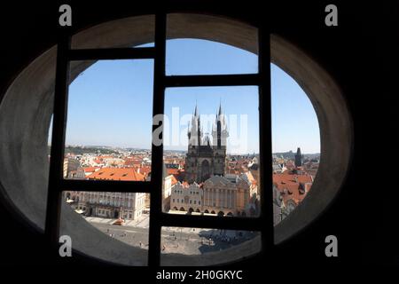 Église de notre dame avant Tyn à l'intérieur de l'horloge astronomique de Prague. Banque D'Images