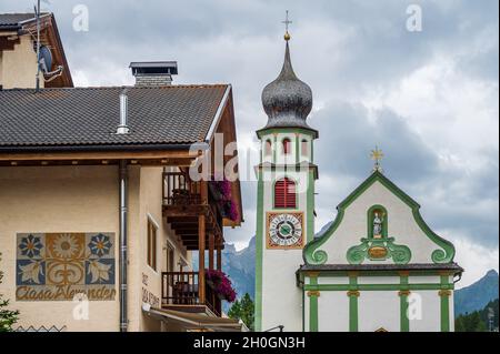 eglise dans le village de montagne de San Cassiano, Val Badia, au coeur des Dolomites Banque D'Images