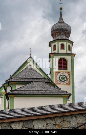 eglise dans le village de montagne de San Cassiano, Val Badia, au coeur des Dolomites Banque D'Images