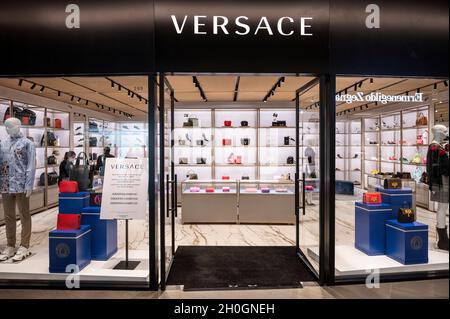 Hong Kong, Chine.07e octobre 2021.Boutique Versace de la société italienne de mode de luxe vue à Hong Kong.(Photo de Budrul Chukrut/SOPA Images/Sipa USA) crédit: SIPA USA/Alay Live News Banque D'Images