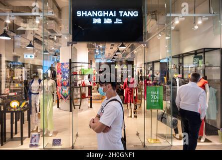 Hong Kong, Chine.07e octobre 2021.Les clients se promo devant le magasin Shanghai Tang de la marque de maison de luxe de Hong Kong.(Photo de Budrul Chukrut/SOPA Images/Sipa USA) crédit: SIPA USA/Alay Live News Banque D'Images