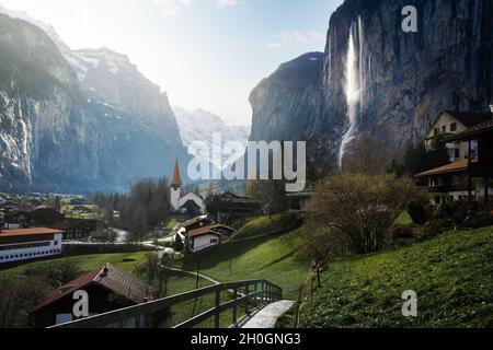 Village Église de Lauterbrunnen vallée - célèbre Waterfall vallée au milieu des alpes - Lauterbrunnen, Suisse Banque D'Images