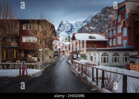 Rue et bâtiments dans le village de Murren avec la montagne Eiger en arrière-plan - Murren, Suisse Banque D'Images