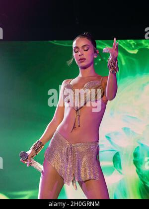 Saragosse, Espagne.12 octobre 2021.L'artiste à facettes multiples Bad Gyal offre une performance pleine de chaleur et de sensualité devant des milliers de personnes.Juan Antonio Perez/Alamy Live News Banque D'Images