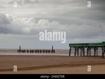 L'ancienne jetée, juxtaposée à un résumé de la plus récente jetée de St Annes on Sea, Fylde Coast Banque D'Images