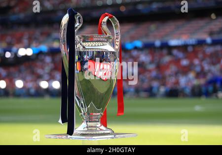 Photo du dossier datée du 01-06-2019 d'Une vue générale du trophée de la Ligue des Champions les clubs européens sont sur le point d'avoir un plus grand mot dans les affaires commerciales autour de la nouvelle-look de la Ligue des Champions.L'organe directeur du football européen a annoncé mardi soir qu'il commençait le processus d'appel d'offres pour un nouveau partenaire pour vendre les droits à ses compétitions de clubs hommes pour le cycle 2024-27.Date de publication : le mardi 12 octobre 2021. Banque D'Images