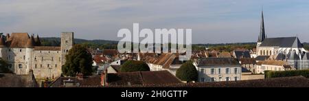 Vue panoramique sur la ville médiévale de Nemours en France. La petite ville de Nemours est agréablement située sur les rives du Loing et célèbre pour moi Banque D'Images