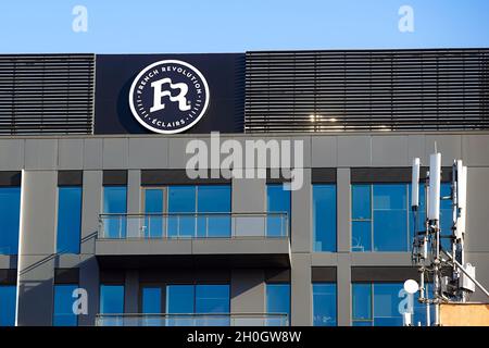 Bucarest, Roumanie - 04 octobre 2021 : le logo de la société roumaine French Revolution Eclairs est visible au sommet de son siège, à Bucarest Banque D'Images