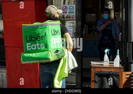 Bucarest, Roumanie - 25 septembre 2021 : un Uber mange un service de livraison de nourriture, livre de la nourriture, dans le centre-ville de Bucarest, Roumanie. Banque D'Images