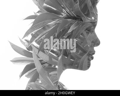 Portrait de profil noir et blanc d'une femme combiné avec des feuilles dans une technique de double exposition Banque D'Images