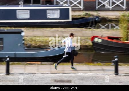 Un homme s'encasse le long du canal à Castlefield, Manchester, Royaume-Uni.Date de la photo: Jeudi 19 mars 2020.Photo: Anthony Devlin Banque D'Images