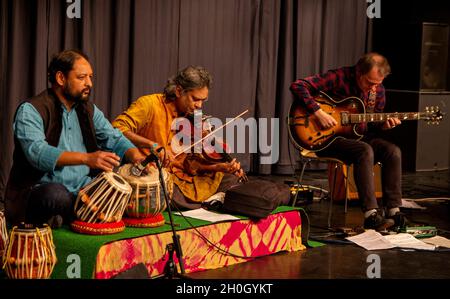 Shara Chandra Srivastava, Gyan Singh et Graeme Stephen jouant avec Tom Bancroft's 'In Common' au Herts Jazz Club de St Albans Banque D'Images