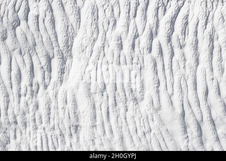 Texture blanche de la travertin de calcium de Pamukkale en Turquie, modèle de lignes verticales, gros plan. Banque D'Images