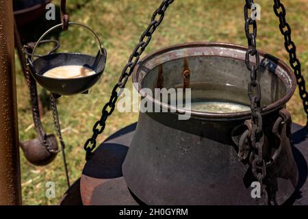 Réplique des casseroles viking exposées dans un village de reconstitution lors d'une foire de campagne Banque D'Images