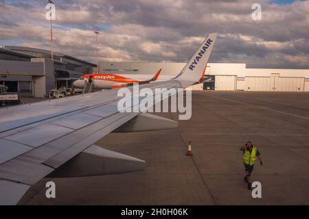 Un avion Ryanair sur la piste de l'aéroport de Liverpool John Lennon le 04 août 2020 à Liverpool, au Royaume-Uni Banque D'Images