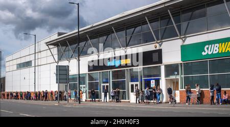 Les membres de la file d'attente publique devant un supermarché à Manchester, au Royaume-Uni Banque D'Images