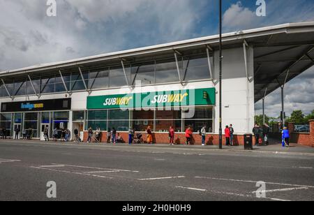 Les membres de la file d'attente publique devant un supermarché à Manchester, au Royaume-Uni Banque D'Images