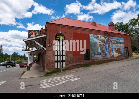 Bâtiment en brique abritant la Pizzeria Mama's, à l'angle de la Highway 49/rue principale, dans le nord de San Juan, une ville historique de l'époque de la ruée vers l'or. Banque D'Images