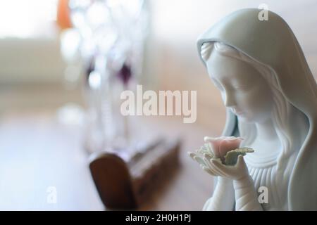 Objets de décoration intérieure d'un appartement résidentiel. Divers objets en verre transparent. Banque D'Images