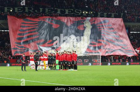 Tirana, Albanie.12 octobre 2021.La coreographie des supporters albanais lors du match de football de la coupe du monde de la FIFA 2022 entre l'Albanie et Polandf le 13 octobre 2021 au stade Air Albania à Tirana, Albanie crédit : Independent photo Agency/Alamy Live News Banque D'Images