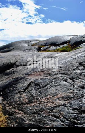 Rochers et falaises étincelants après la pluie sur l'île de l'archipel de Fjällbacka sur la côte ouest suédoise Banque D'Images