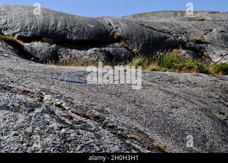 Rochers et falaises étincelants après la pluie sur l'île de l'archipel de Fjällbacka sur la côte ouest suédoise Banque D'Images