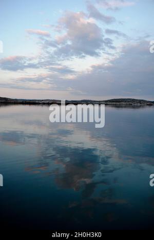 Quelques instants après le coucher du soleil dans l'archipel de Fjällbacka, sur la côte ouest suédoise Banque D'Images