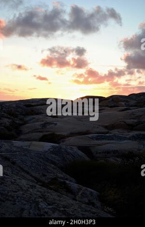 Quelques instants après le coucher du soleil dans l'archipel de Fjällbacka, sur la côte ouest suédoise Banque D'Images