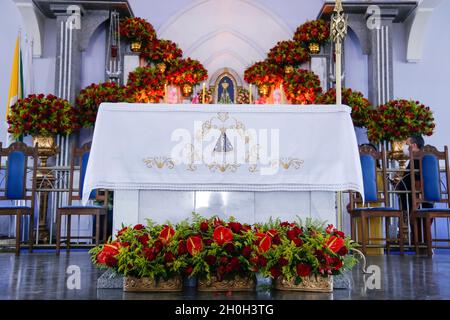 Oliveira, Minas Gerais - Brésil - 12 octobre 2021 : église décorée d'un autel avec statue de l'image de notre Dame d'Aparecida Banque D'Images