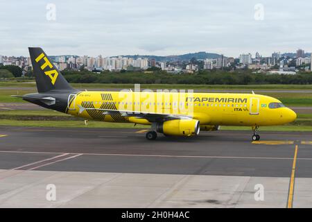 Airbus A320 d'Itapemirim Airlines au Brésil.Nouvelle compagnie aérienne brésilienne appartenant au groupe Itapemirim.Itapemirim avion avec la décoration jaune. Banque D'Images