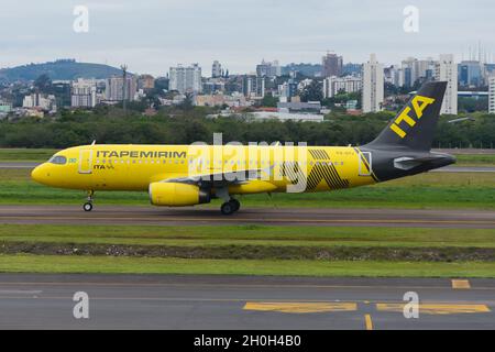 Airbus A320 d'Itapemirim Airlines au Brésil.Nouvelle compagnie aérienne brésilienne appartenant au groupe Itapemirim.Itapemirim avion avec la décoration jaune. Banque D'Images