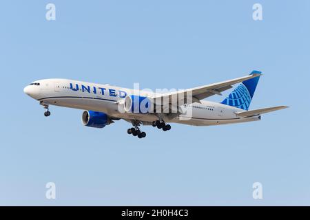 Atterrissage d'un Boeing 777 de United Airlines.Avion portant la nouvelle décoration de United Airlines.Avion 777-200ER homologué N78005. Banque D'Images