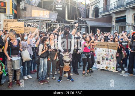 Barcelone, Espagne.12 octobre 2021.Les manifestants se présentent pendant la manifestation.divers groupes anticancéreux ont appelé à une manifestation qui a quitté les Ramblas de Barcelone jusqu'à la statue de Christophe Colomb, avec les slogans « ils ne nous conquront pas » et « rien à célébrer ».Les groupes ont protesté contre la célébration du 12 octobre, jour hispanique.Diverses présentations culturelles et représentations de peuples autochtones de pays d'Amérique latine et d'Afrique ont été réalisées.Crédit : SOPA Images Limited/Alamy Live News Banque D'Images