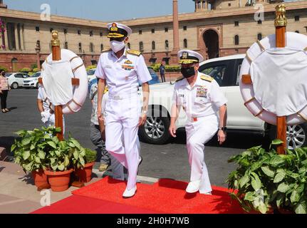 New Delhi, Inde.12 octobre 2021.NEW DELHI, INDE - OCTOBRE 12 : le chef d'état-major indien, l'amiral Karabir Singh, à droite, souhaite la bienvenue à l'amiral Michael Gilday, chef des opérations navales des États-Unis, pendant sa garde d'honneur à South Block, le 12 octobre 2021 à New Delhi, en Inde.(Photo de Mohd Zakir/Hindustan Times/Sipa USA) crédit: SIPA USA/Alay Live News Banque D'Images