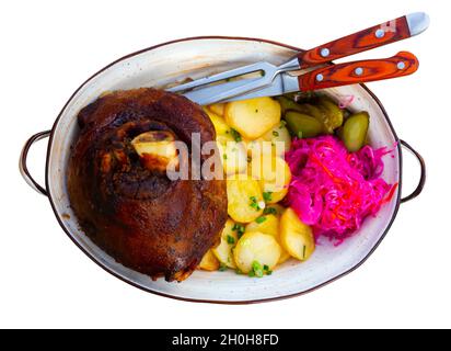 Jarret de porc allemand avec des tranches de pommes de terre et des aliments à base de marinades Banque D'Images