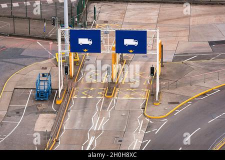 Voies vides pour les camions au port de ferry, Douvres, Kent, Angleterre, Royaume-Uni Banque D'Images