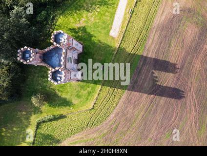 La tour Belvedere au-dessus du parc Powderham depuis un drone, château de Powderham, Exeter, Devon, Angleterre Banque D'Images