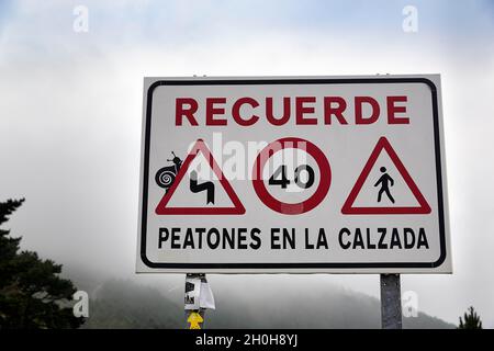 Panneau avec divers panneaux de signalisation avertissant les piétons sur la route, paysage de montagne brumeux, voie de Saint-James à Cape Finisterre, Une province de Coruna Banque D'Images