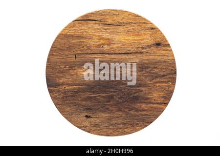 Plaque en bois isolée sur fond blanc.Palettes rondes en bois faites à la main, planches à découper rondes en bois. Banque D'Images
