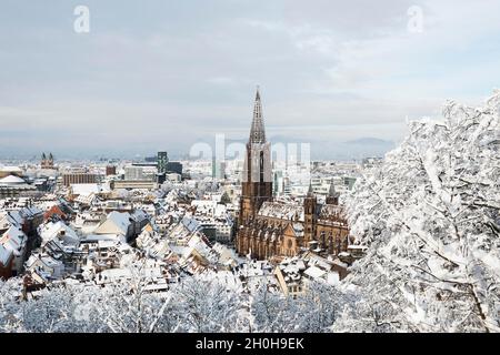 Atmosphère d'hiver avec neige, Cathédrale de Fribourg, Fribourg im Breisgau, Forêt Noire, Bade-Wurtemberg,Allemagne Banque D'Images