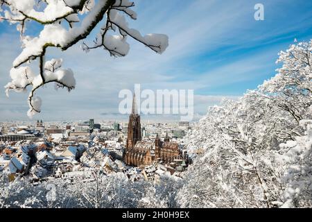 Atmosphère d'hiver avec neige, Cathédrale de Fribourg, Fribourg im Breisgau, Forêt Noire, Bade-Wurtemberg,Allemagne Banque D'Images
