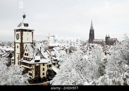 Atmosphère d'hiver avec neige, cathédrale de Fribourg et Schwabentor, Fribourg im Breisgau, Forêt Noire, Bade-Wurtemberg, Allemagne Banque D'Images