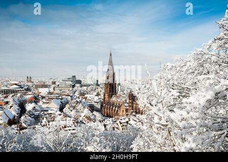 Atmosphère d'hiver avec neige, Cathédrale de Fribourg, Fribourg im Breisgau, Forêt Noire, Bade-Wurtemberg,Allemagne Banque D'Images