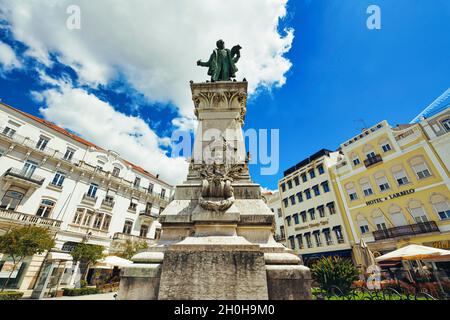 Statue de Joaquim Antonio de Aguiar, place Largo da Portagem ou place du péage, Coimbra, Beira, Portugal Banque D'Images