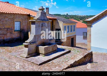 Fontaine, Castelo Mendo, village historique autour de la Serra da Estrela, quartier de Castelo Branco, Beira, Portugal Banque D'Images