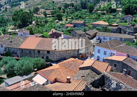 Vue sur Castelo Novo, village historique autour de la Serra da Estrela, quartier de Castelo Branco, Beira, Portugal Banque D'Images