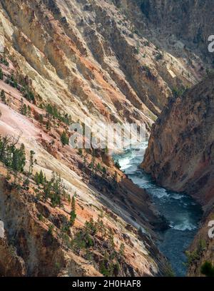 Rivière traversant Sulphur Canyon, Grand Canyon de la rivière Yellowstone, vue depuis le plateau nord, point de vue de Red Rock, parc national de Yellowstone Banque D'Images