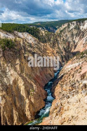 Rivière traversant Sulphur Canyon, Grand Canyon de la rivière Yellowstone, vue depuis le plateau nord, point de vue de Red Rock, parc national de Yellowstone Banque D'Images