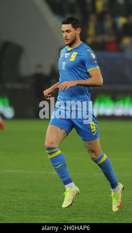 Lviv, Ukraine, 12 octobre 2021.Roman Yaremchuk (9) d'Ukraine est vu pendant la coupe du monde de la FIFA Qatar qualification 2022 du groupe D de football match entre l'Ukraine contre la Bosnie-Herzégovine à la Lviv Arena à Lviv, Ukraine. Banque D'Images