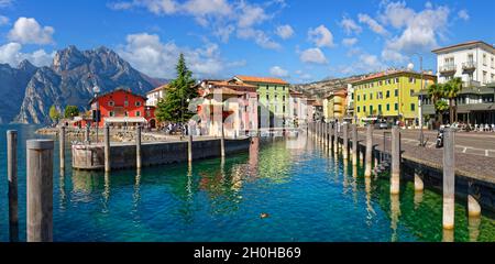 Vieille ville côtière avec petit port et maisons colorées, Torbole, Lac de Garde Nord, trente, Trentin-Haut-Adige,Italie Banque D'Images